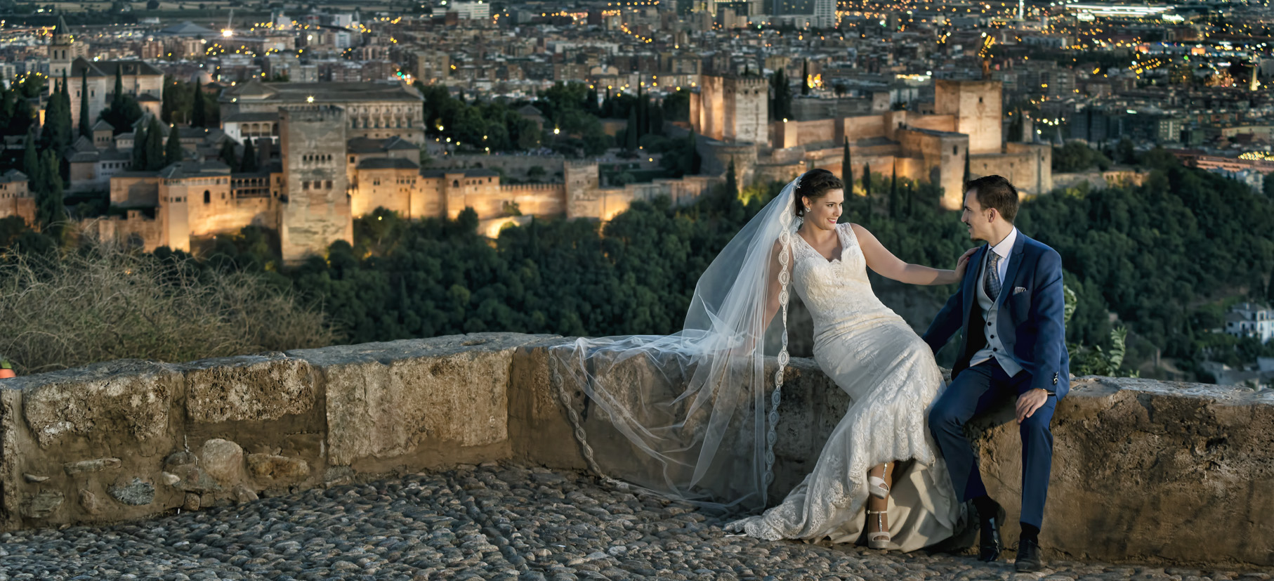 novios alhambra iluminada