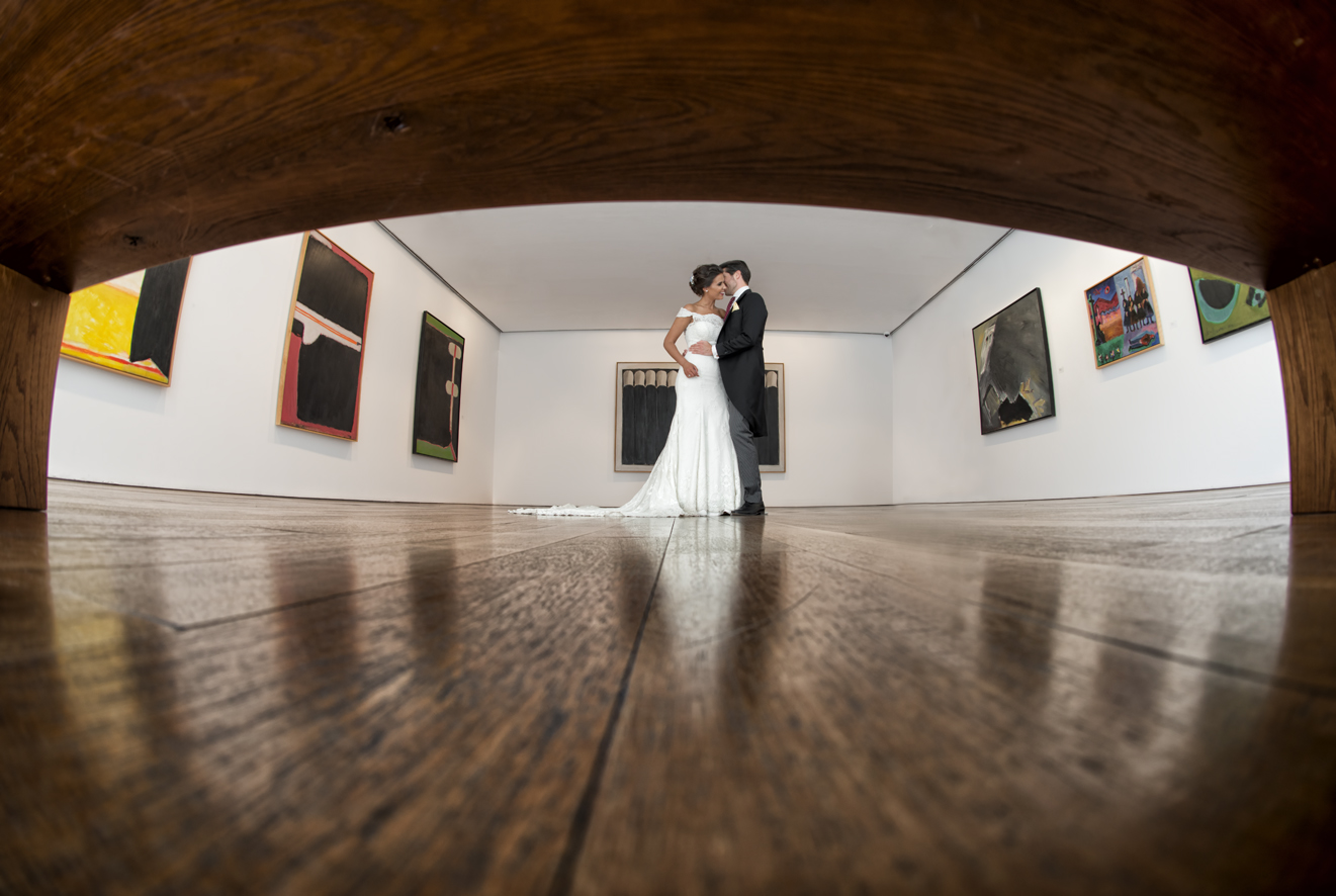 de boda debajo de la mesa